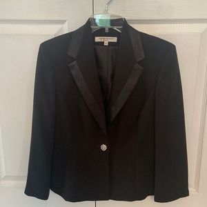 Women’s Evan-Picone suit